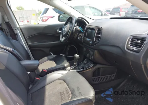 2021 Jeep Compass Altitude 4X4 z USA, uszkodzony, nr VIN 3C4NJDBB7MT593308